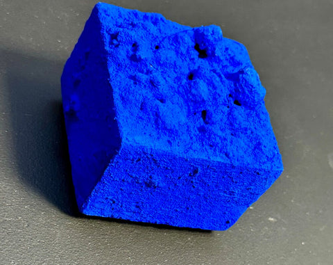 Petite décoration murale en plâtre bleu Yves Klein, décoration murale en relief bohème outremer, cadeau fait main. « Monochrome Blue » 3 x 3 x 2 po et 8 x 8 x 4 po.