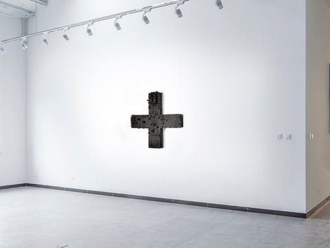 Sculpture murale « Si Dieu est en toutes choses. »