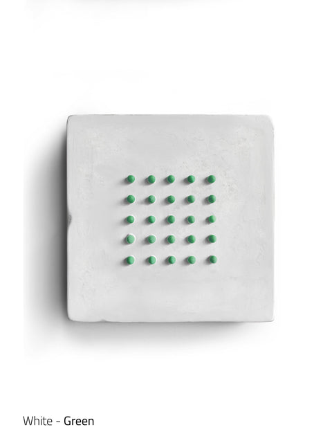 Art mural maximaliste - POINTS AMUSANTS sur BLANC - Grand (16 x 16 x 3 po - 41 x 41 x 5 cm.)