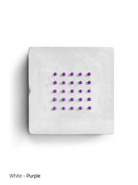 Art mural maximaliste - POINTS AMUSANTS sur BLANC - Grand (16 x 16 x 3 po - 41 x 41 x 5 cm.)