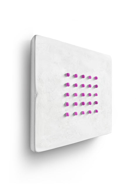 Art mural maximaliste - POINTS AMUSANTS sur BLANC - Grand (16 x 16 x 3 po - 41 x 41 x 5 cm.)