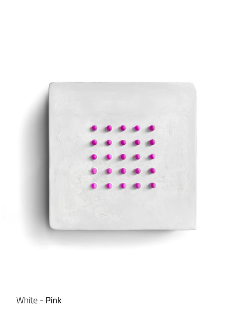 Art mural maximaliste - POINTS AMUSANTS sur BLANC - Grand (16 x 16 x 3 po - 41 x 41 x 5 cm.)