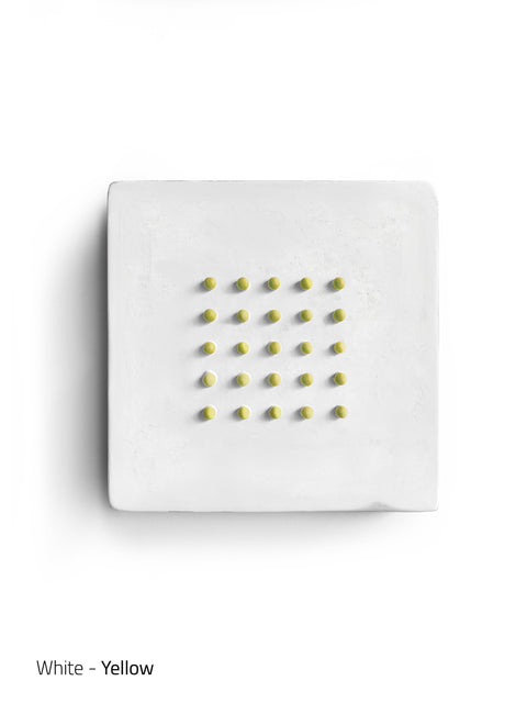 Art mural maximaliste - POINTS AMUSANTS sur BLANC - Grand (16 x 16 x 3 po - 41 x 41 x 5 cm.)