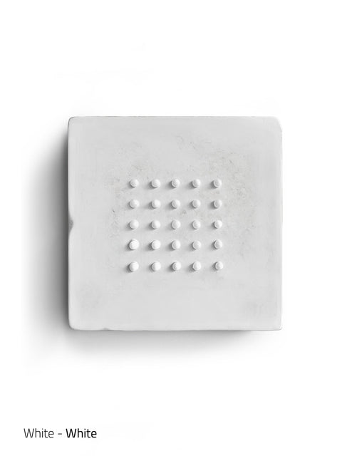 Art mural maximaliste - POINTS AMUSANTS sur BLANC - Grand (16 x 16 x 3 po - 41 x 41 x 5 cm.)