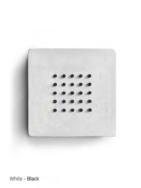 Art mural maximaliste - POINTS AMUSANTS sur BLANC - Grand (16 x 16 x 3 po - 41 x 41 x 5 cm.)