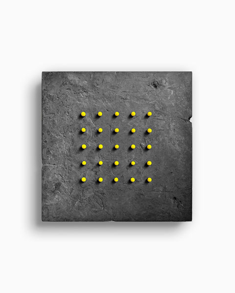 Art mural maximaliste - POINTS AMUSANTS sur NOIR - Grand (16 x 16 x 3 po - 41 x 41 x 5 cm.)