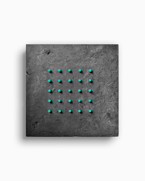 Art mural maximaliste - POINTS AMUSANTS sur NOIR - Grand (16 x 16 x 3 po - 41 x 41 x 5 cm.)