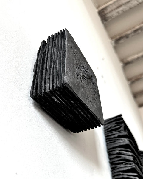 Décoration murale minimaliste en plâtre, sculpture murale en argile Wabi Sabi, décoration rustique faite à la main, « Stratum » Noir