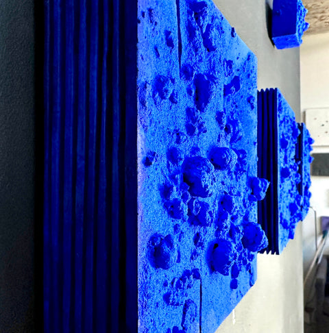 Décoration murale 3,5,9 pièces. Yves Klein outremer Monochrome bleu. Décoration murale en plâtre bohème « Klein Layers » 3x3x2 po. 8x8x2 po. 16x16x2 po.