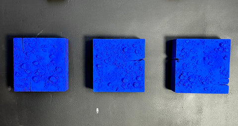 Décoration murale 3,5,9 pièces. Yves Klein outremer Monochrome bleu. Décoration murale en plâtre bohème « Klein Layers » 3x3x2 po. 8x8x2 po. 16x16x2 po.