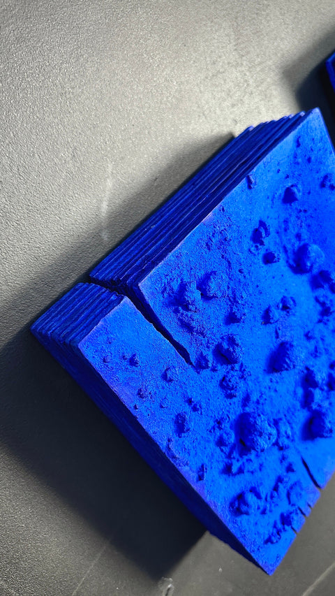 Décoration murale 3,5,9 pièces. Yves Klein outremer Monochrome bleu. Décoration murale en plâtre bohème « Klein Layers » 3x3x2 po. 8x8x2 po. 16x16x2 po.