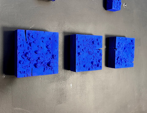 Décoration murale 3,5,9 pièces. Yves Klein outremer Monochrome bleu. Décoration murale en plâtre bohème « Klein Layers » 3x3x2 po. 8x8x2 po. 16x16x2 po.