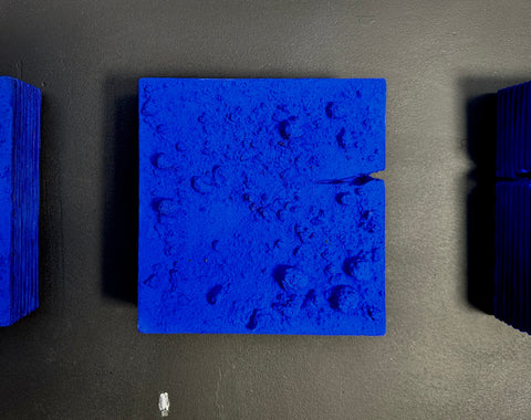 Décoration murale 3,5,9 pièces. Yves Klein outremer Monochrome bleu. Décoration murale en plâtre bohème « Klein Layers » 3x3x2 po. 8x8x2 po. 16x16x2 po.