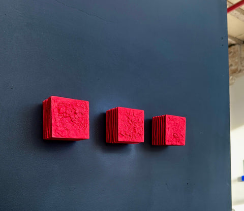 Ensemble de 3, 5 et 9 pièces d'art mural maximaliste Wabi Sabi, art mural en plâtre " STRATUM " Rouge