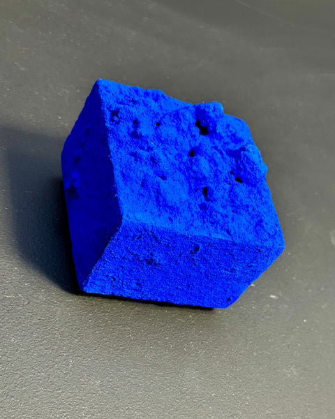 Petite décoration murale en plâtre bleu Yves Klein, décoration murale en relief bohème outremer, cadeau fait main. « Monochrome Blue » 3 x 3 x 2 po et 8 x 8 x 4 po.