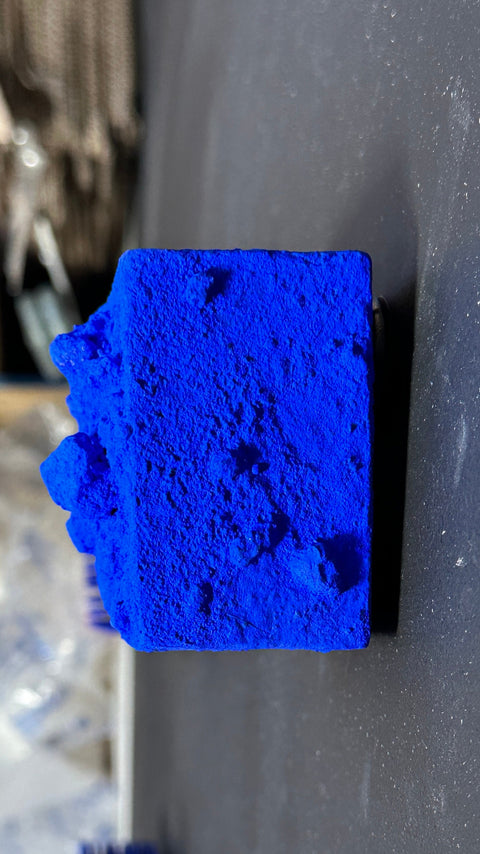 Petite décoration murale en plâtre bleu Yves Klein, décoration murale en relief bohème outremer, cadeau fait main. « Monochrome Blue » 3 x 3 x 2 po et 8 x 8 x 4 po.