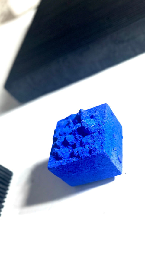 Petite décoration murale en plâtre bleu Yves Klein, décoration murale en relief bohème outremer, cadeau fait main. « Monochrome Blue » 3 x 3 x 2 po et 8 x 8 x 4 po.