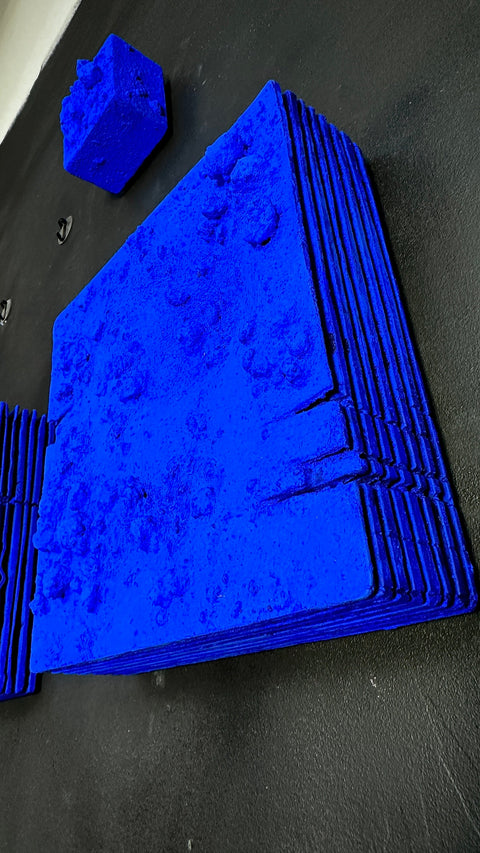Décoration murale 3,5,9 pièces. Yves Klein outremer Monochrome bleu. Décoration murale en plâtre bohème « Klein Layers » 3x3x2 po. 8x8x2 po. 16x16x2 po.