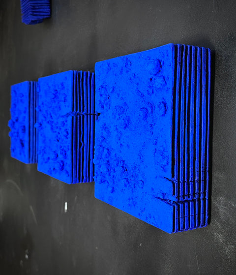 Décoration murale 3,5,9 pièces. Yves Klein outremer Monochrome bleu. Décoration murale en plâtre bohème « Klein Layers » 3x3x2 po. 8x8x2 po. 16x16x2 po.