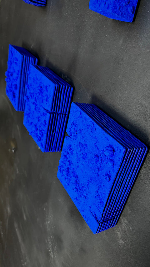 Décoration murale 3,5,9 pièces. Yves Klein outremer Monochrome bleu. Décoration murale en plâtre bohème « Klein Layers » 3x3x2 po. 8x8x2 po. 16x16x2 po.