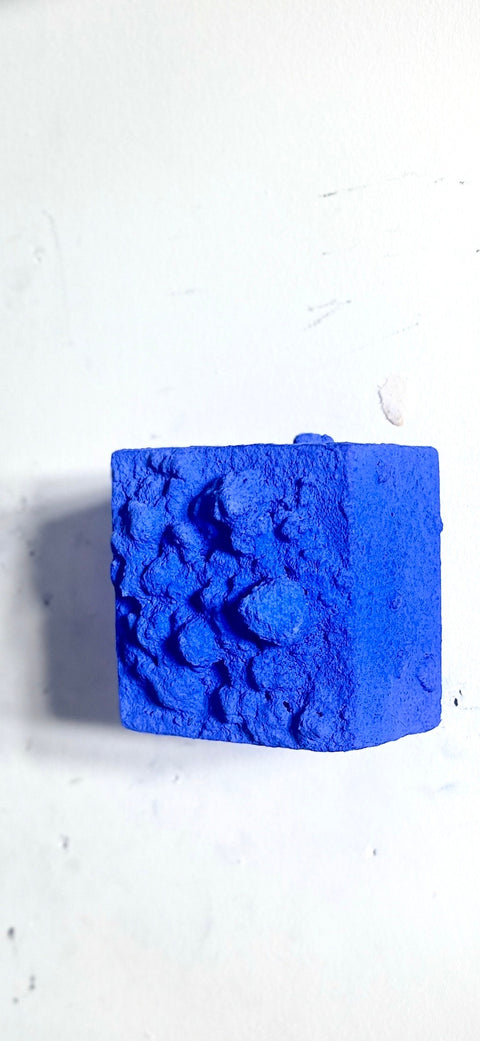Petite décoration murale en plâtre bleu Yves Klein, décoration murale en relief bohème outremer, cadeau fait main. « Monochrome Blue » 3 x 3 x 2 po et 8 x 8 x 4 po.