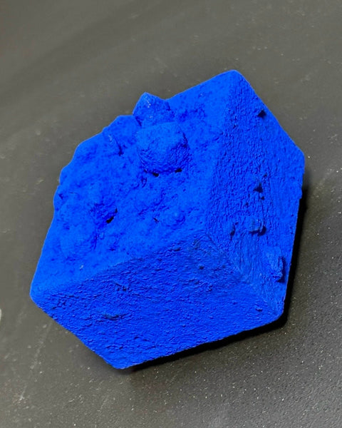 Petite décoration murale en plâtre bleu Yves Klein, décoration murale en relief bohème outremer, cadeau fait main. « Monochrome Blue » 3 x 3 x 2 po et 8 x 8 x 4 po.