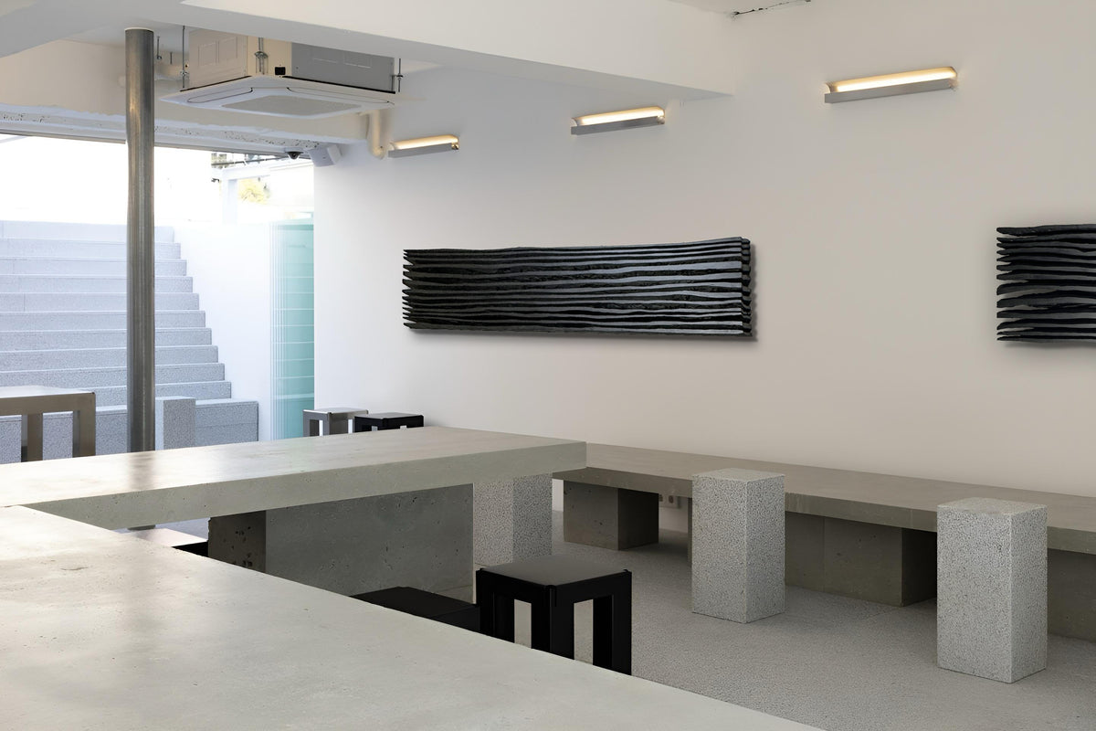 SHADOW — Noir Aurora, frontal view, vertical blade rhythm, fiber-reinforced plaster