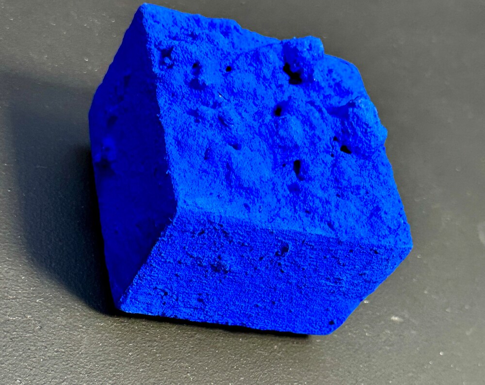 Pequeña obra de arte de pared de yeso azul de Yves Klein, decoración de pared en relieve bohemio ultramar, regalo hecho a mano. "Azul monocromático" 3 x 3 x 2 pulgadas y 8 x 8 x 4 pulgadas.