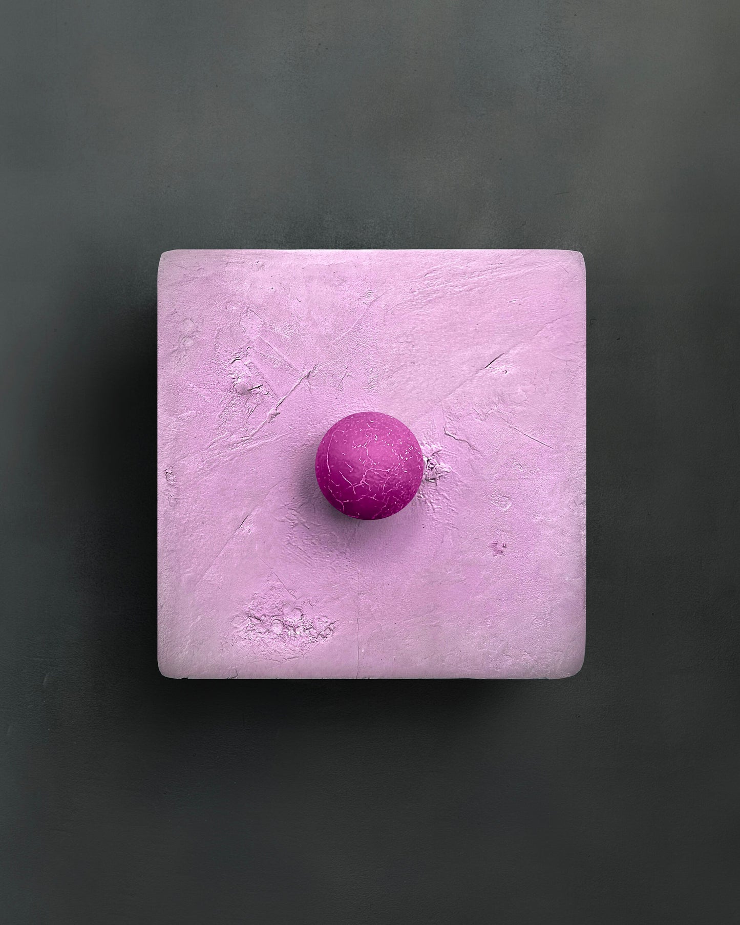 Arte de pared de yeso maximalista diminuto, regalo hecho a mano. Decoración de pared bohemia en 3D "CHEERFUL DOT" en gris topo, rosa, morado, turquesa, negro y blanco, 3 x 3 x 2 pulgadas.