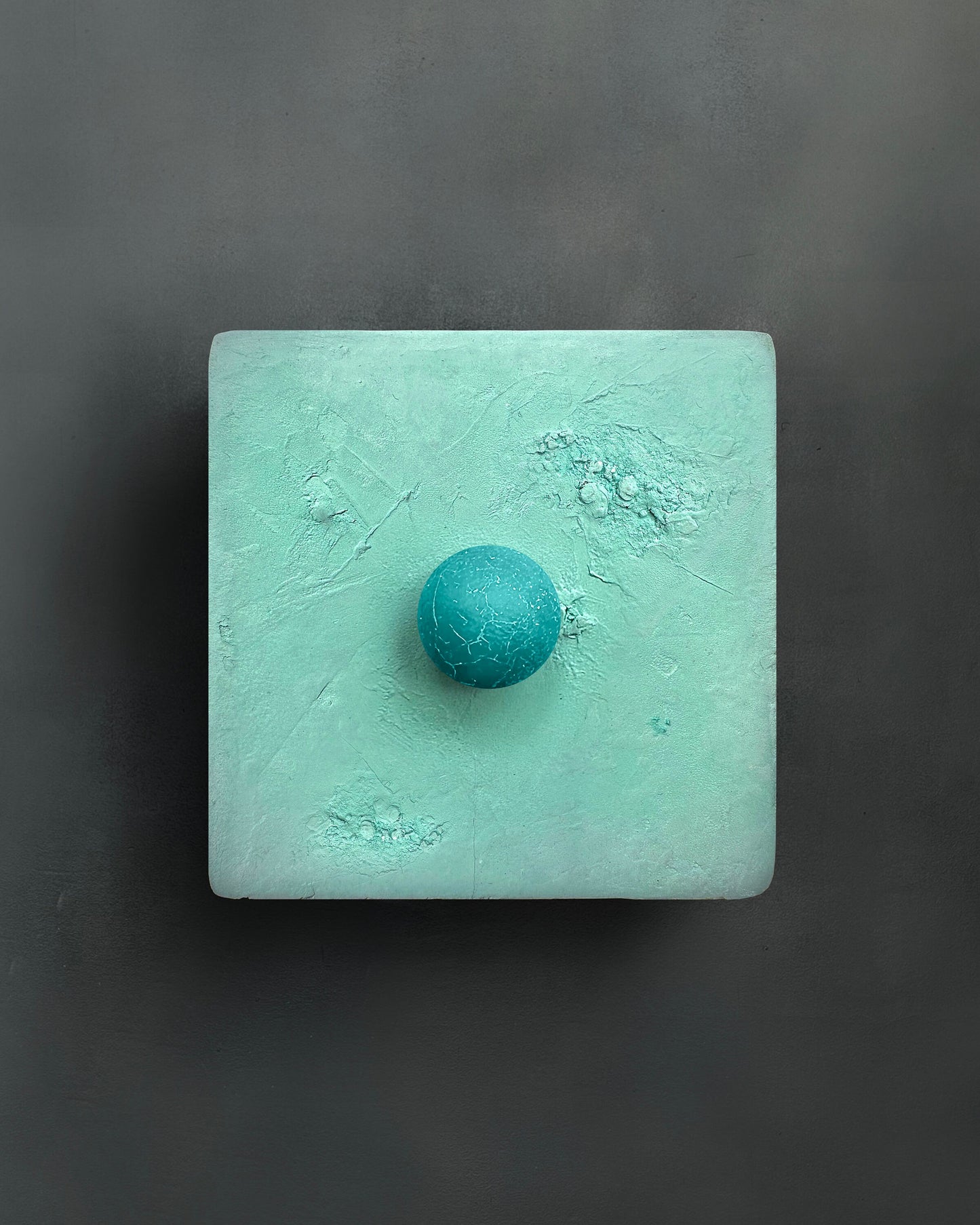 Arte de pared de yeso maximalista diminuto, regalo hecho a mano. Decoración de pared bohemia en 3D "CHEERFUL DOT" en gris topo, rosa, morado, turquesa, negro y blanco, 3 x 3 x 2 pulgadas.