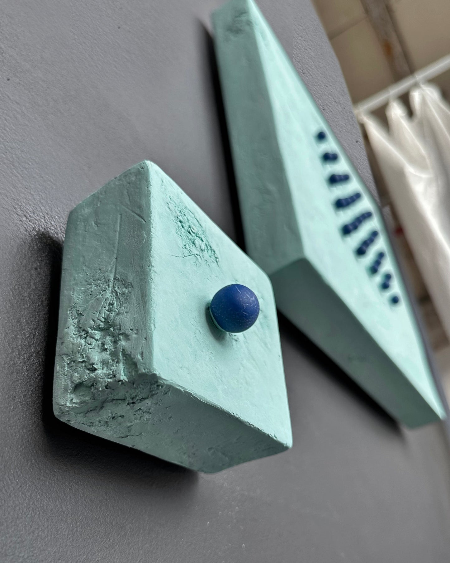 Arte de pared de yeso maximalista diminuto, regalo hecho a mano. Decoración de pared bohemia en 3D "CHEERFUL DOT" en gris topo, rosa, morado, turquesa, negro y blanco, 3 x 3 x 2 pulgadas.