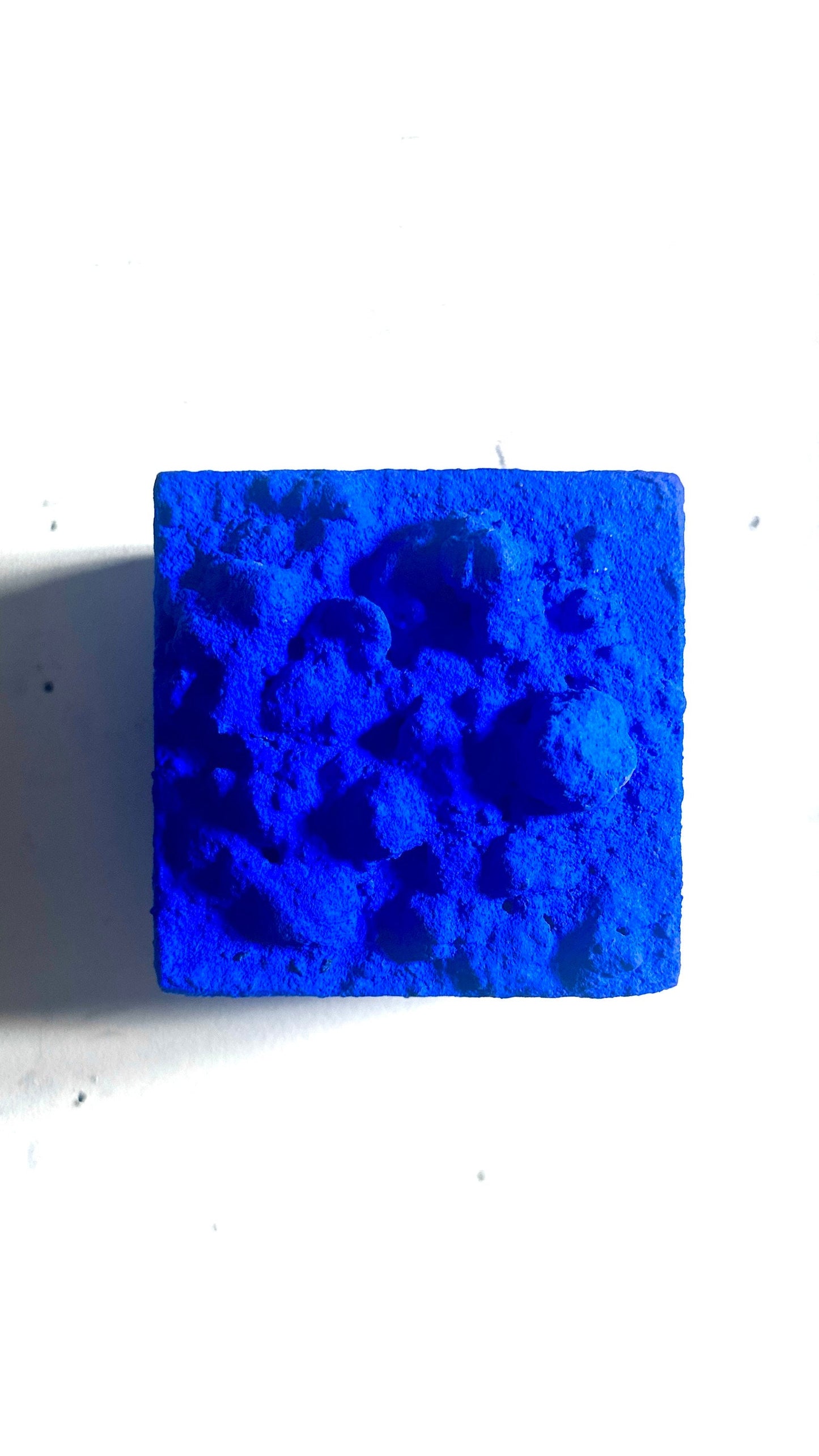 Pequeña obra de arte de pared de yeso azul de Yves Klein, decoración de pared en relieve bohemio ultramar, regalo hecho a mano. "Azul monocromático" 3 x 3 x 2 pulgadas y 8 x 8 x 4 pulgadas.