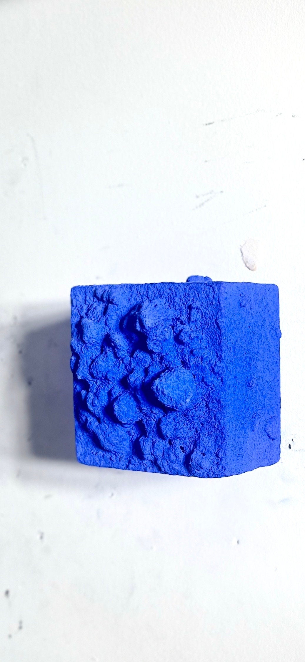 Pequeña obra de arte de pared de yeso azul de Yves Klein, decoración de pared en relieve bohemio ultramar, regalo hecho a mano. "Azul monocromático" 3 x 3 x 2 pulgadas y 8 x 8 x 4 pulgadas.